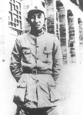 1935年9月20日,红一方面军和军委纵队整编为陕甘支队后,罗瑞卿任第二纵队政治部主任。10月下旬,率部到达陕北吴起镇。不久,调任第一方面军保卫局局长。图为初到延安的罗瑞卿。
